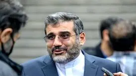 سلفی با وزیر ارشاد وسط مراسم یادبود
