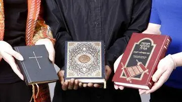 پلیس سوئد با درخواست آتش زدن تورات و انجیل موافقت کرد
