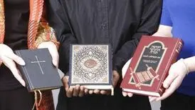 پلیس سوئد با درخواست آتش زدن تورات و انجیل موافقت کرد
