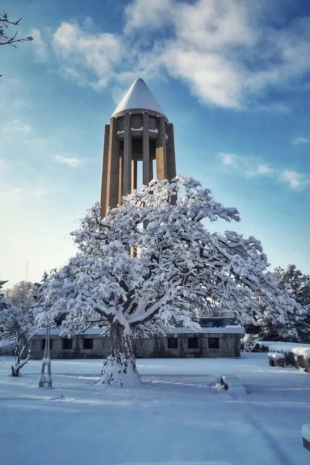 شکوه زمستان را بر بام همدان ببینید
