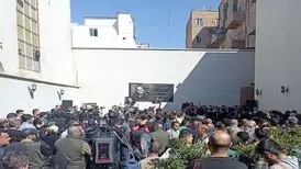 پیکر رضا داودنژاد تشییع شد/ گریه‌های بی‌امان علیرضا داودنژاد در سوگ فرزندش/ ویدئو
