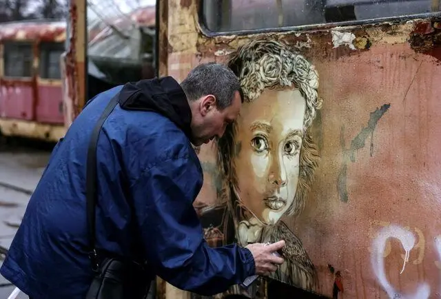هنرمند فرانسوی روی خرابه‌های اوکراین نقاشی می‌کند