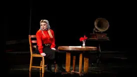 زنی که قصه ترانه مرا ببوس را روایت می‌کند
