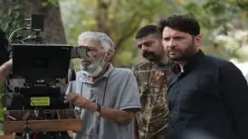 سیاه‌باز به مخاطب رکب می‌زند