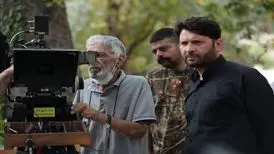 سیاه‌باز به مخاطب رکب می‌زند