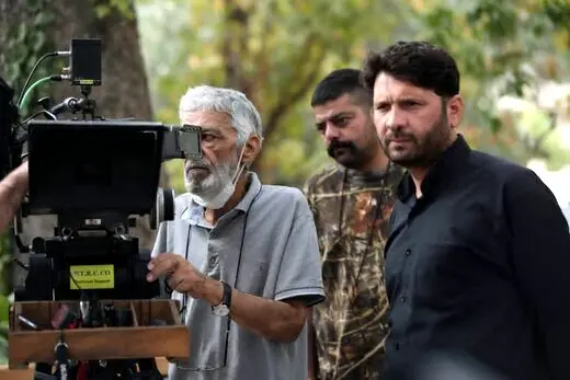سیاه‌باز به مخاطب رکب می‌زند