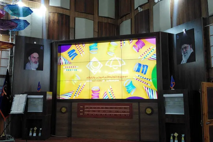 طنازان رادیو زیر چتر لبخند گرد آمدند/ زندگی ۵۰ ساله با میکروفن
