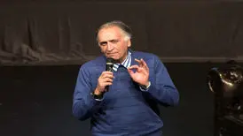 احمد نجفی: سکوت هنرمندانی را که سال‌ها در مرکز توجه بودند، ‌نمی‌دانم!