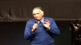 احمد نجفی: سکوت هنرمندانی را که سال‌ها در مرکز توجه بودند، ‌نمی‌دانم!