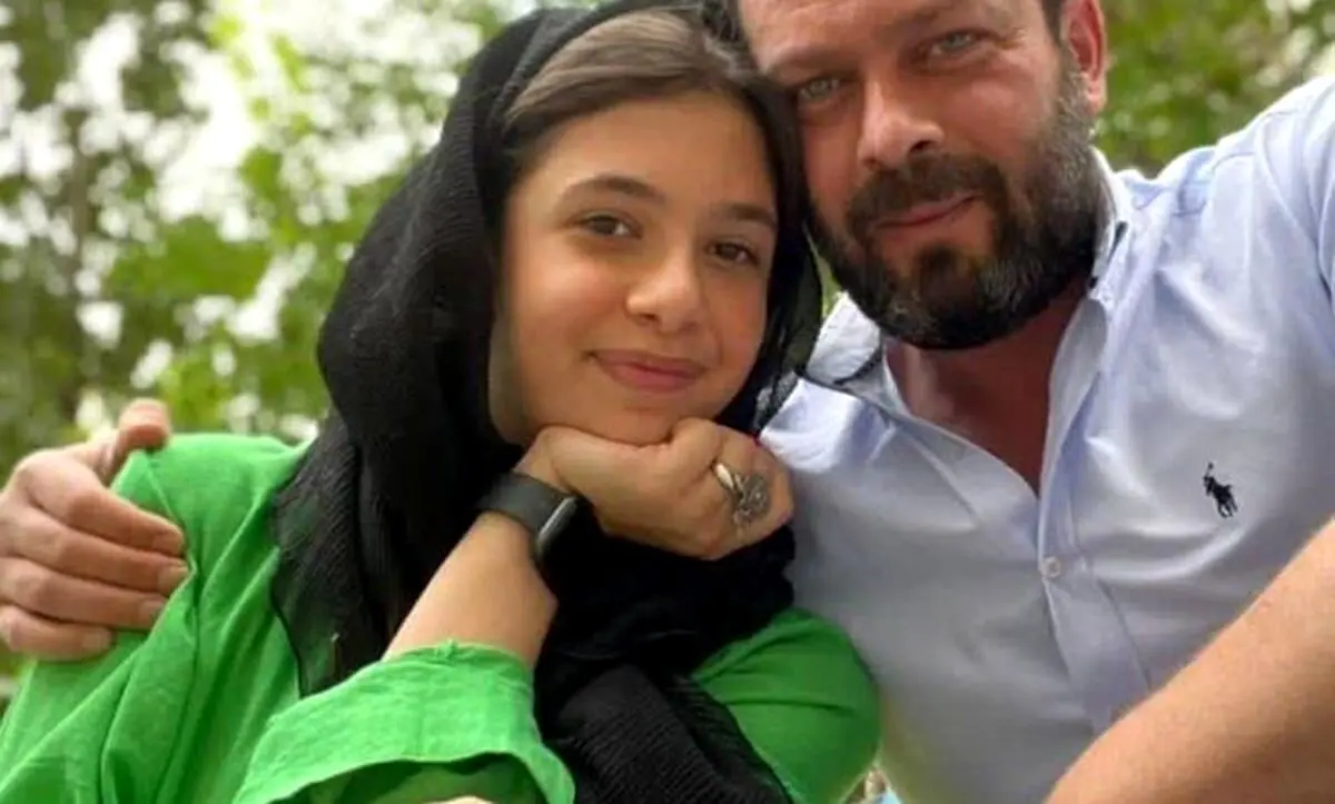 تصویر پژمان بازغی با پستانک در دهان
