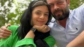 تصویر پژمان بازغی با پستانک در دهان
