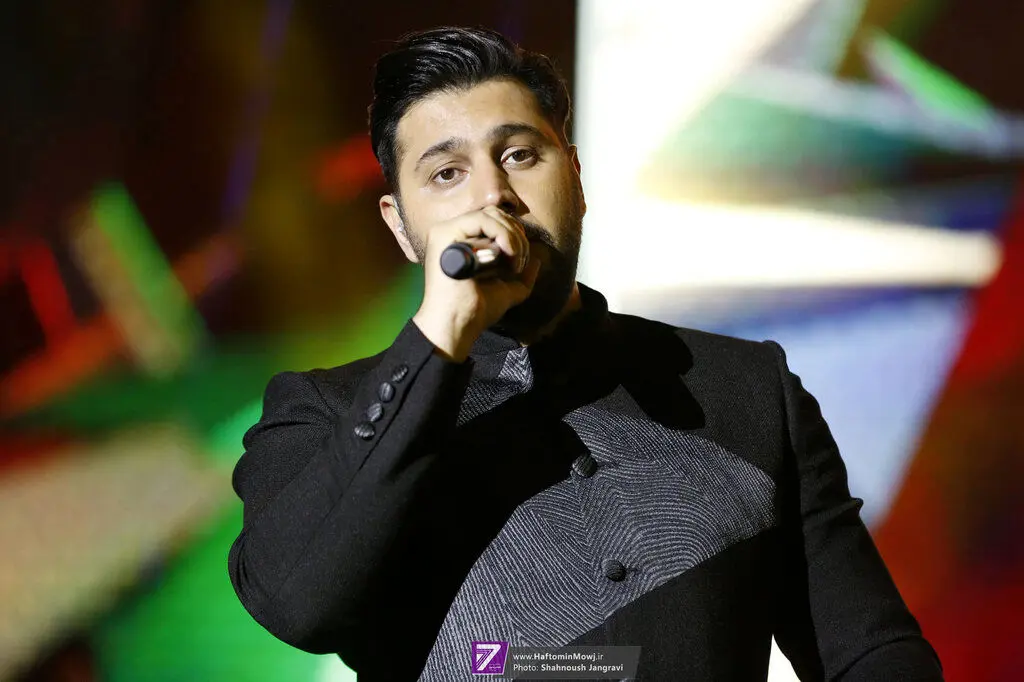 سکوت خواننده پاپ شکسته می شود