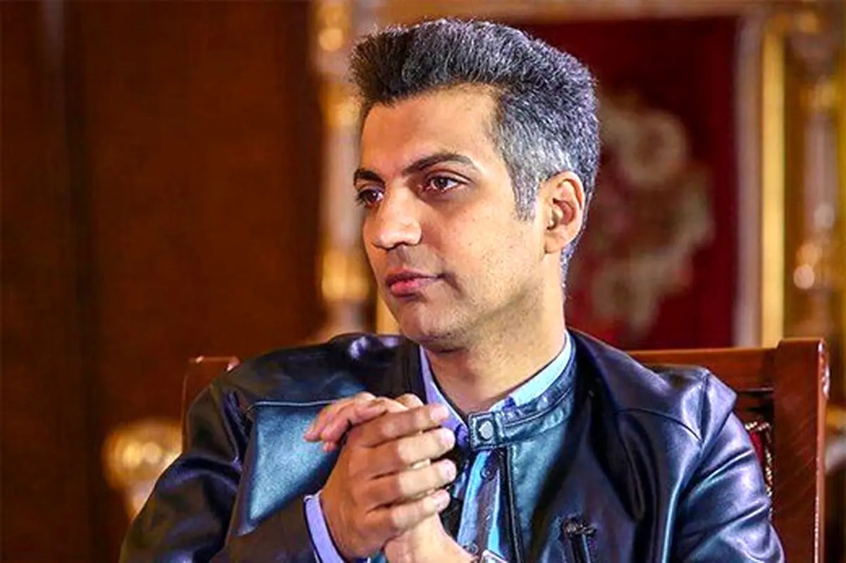 ناهار خوردن عادل فردوسی‌پور روی زمین مقابل سلف دانشگاه شریف/ عکس
