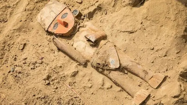 کشف یک مجسمه چوبی در بزرگترین سازه خشتی جهان 