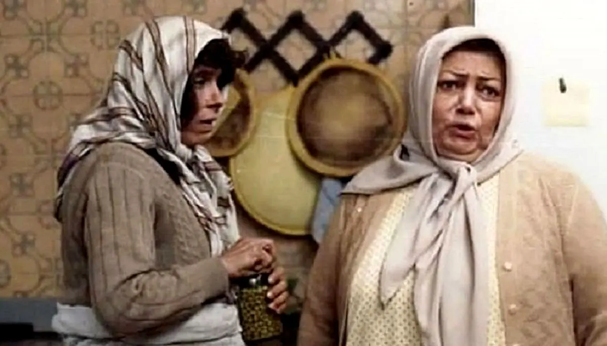 «حمیده خیرآبادی و صدیقه کیانفر» در نمایی از فیلم یک مرد یک خرس؛ سال 71
