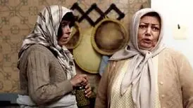 «حمیده خیرآبادی و صدیقه کیانفر» در نمایی از فیلم یک مرد یک خرس؛ سال 71
