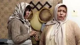 «حمیده خیرآبادی و صدیقه کیانفر» در نمایی از فیلم یک مرد یک خرس؛ سال 71
