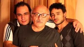 بی‌قراری علی داودنژاد لحظه خاکسپاری برادرش رضا/ ویدئو
