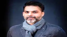 تصویری جالب از پیمان معادی در آغوش همسرش