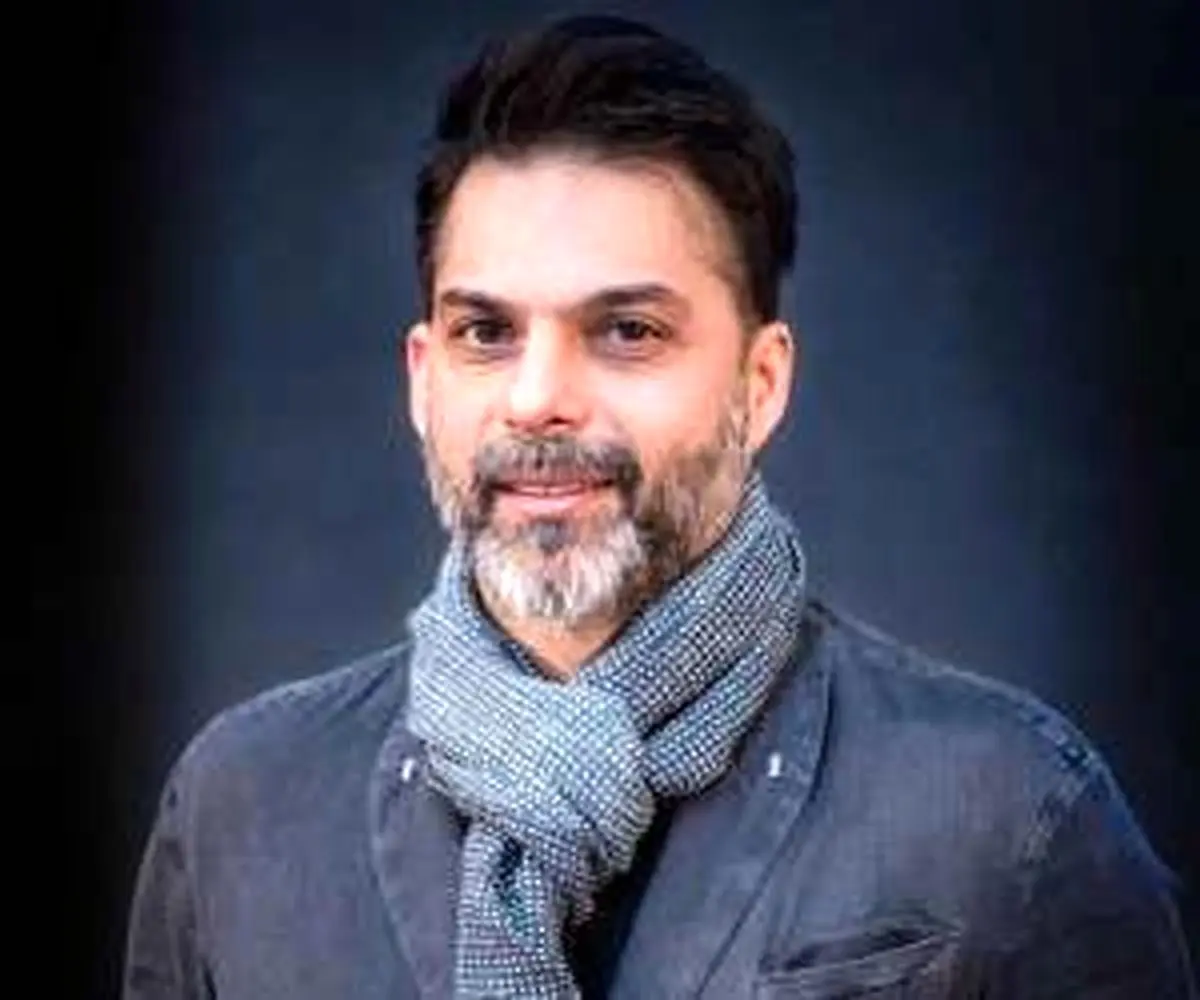 تصویری جالب از پیمان معادی در آغوش همسرش