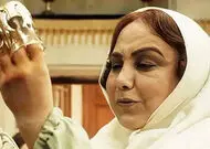 دف‌نوازی بامزه بهنوش بختیاری در پشت‌صحنه «بامداد خمار»/ ویدئو