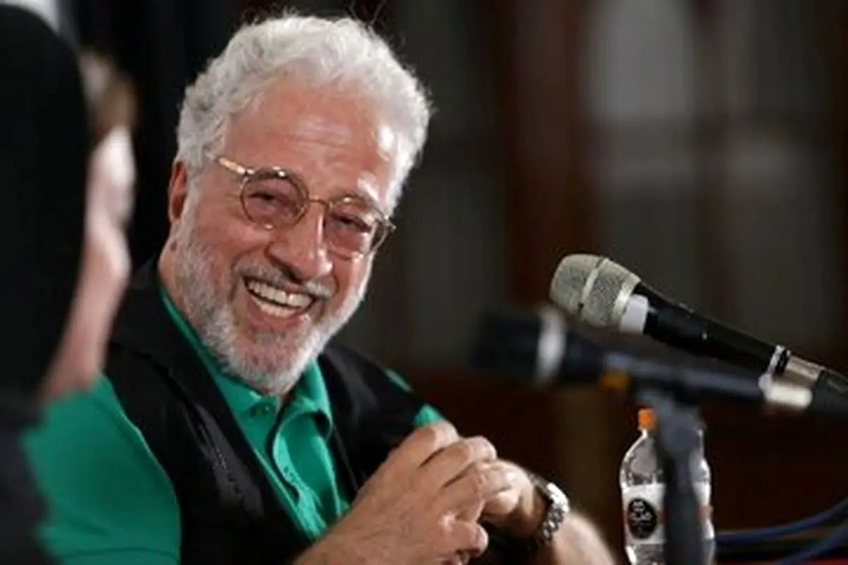 بوسه علیرضا خمسه بر دستان علی نصیریان
