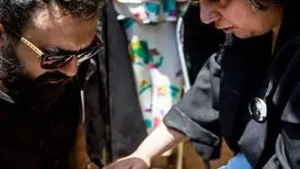 تلخ‌ترین عکس از مراسم خاکسپاری آقای خواننده/ عکس
