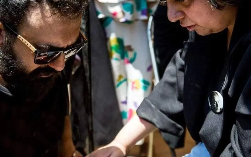 تلخ‌ترین عکس از مراسم خاکسپاری آقای خواننده/ عکس
