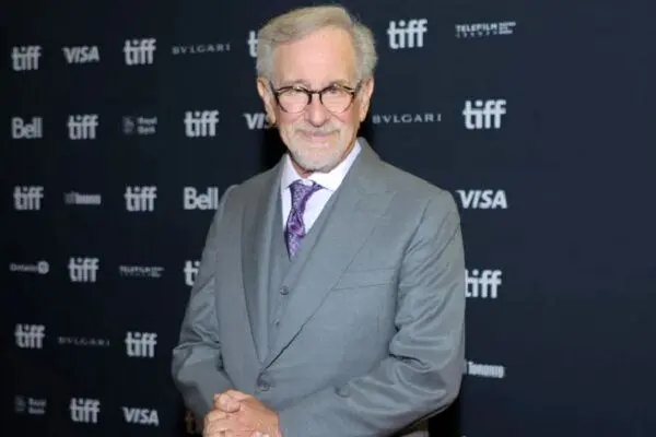 اسپیلبرگ از افراد آسیب دیده در اعتصاب‌های هالیوود حمایت کرد
