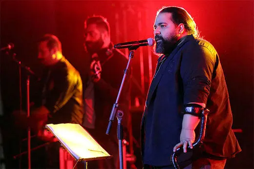 عذرخواهی رضا صادقی از مخاطبانش در کنسرت/ تقدیم یک آهنگ به چهره محبوب فوتبال ایران