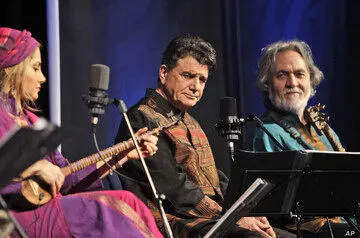 چرا ضرغامی پخش آثار شجریان را ممنوع کرد؟ چرا سر مزارش فاتحه خواند؟
