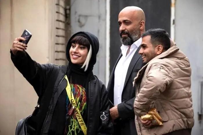 دو زوج هنری معروف در مراسم اکران گربه سیاه/ هادی کاظمی و سمانه پاکدل و صبا راد و مانی رهنما