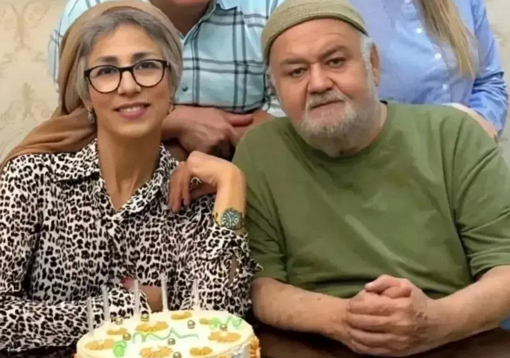 ماجرای ازدواج اکبر عبدی و همسرش در برنامه جوکر