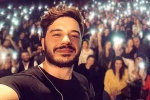 ابراز تاسف الیاس یالچینتاش خواننده ترک برای فرزاد فرزین / فیلم