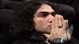 اشک‌های رضا یزدانی با دیدن تصویر پدر مرحومش در برنامه زنده + فیلم