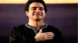 تصویری جدید و دیده نشده از همایون شجریان در آغوش مادر
