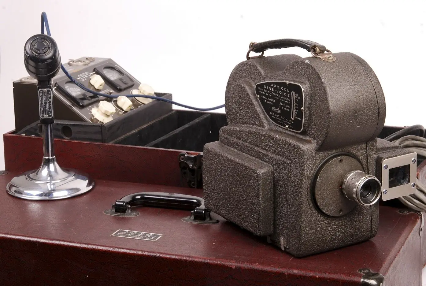 دوربینی که اولین فیلم سینمایی رنگی ایران با آن ساخته شد/عکس
