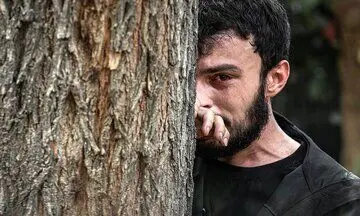 تصویر متفاوت پسر مالک زخم کاری در یک فیلم سینمایی
