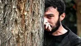 تصویر متفاوت پسر مالک زخم کاری در یک فیلم سینمایی
