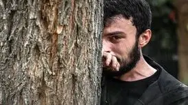تصویر متفاوت پسر مالک زخم کاری در یک فیلم سینمایی
