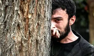 تصویر متفاوت پسر مالک زخم کاری در یک فیلم سینمایی
