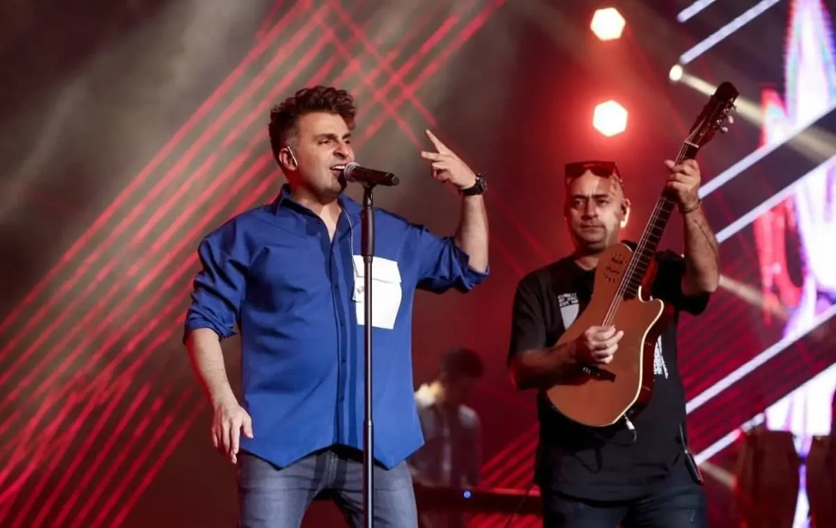 بغض و گریه علیرضا طلیسچی در کنسرت حین اجرای آهنگ/ ویدئو
