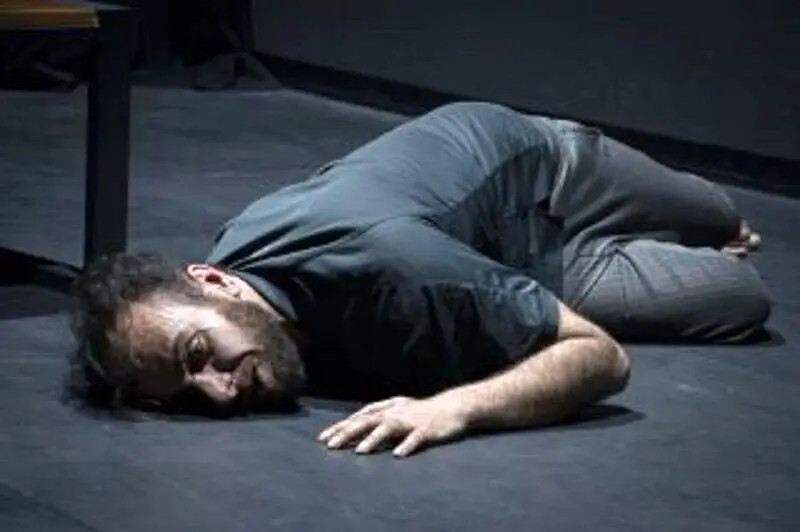 نمایشی در مورد مشکلات روانی یک مرد در آستانه اجرا است