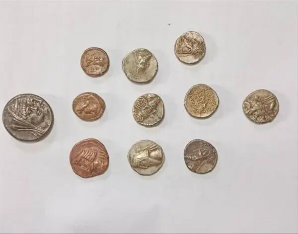 کشف ۱۱ سکه تاریخی در شهرستان خرم‌آباد
