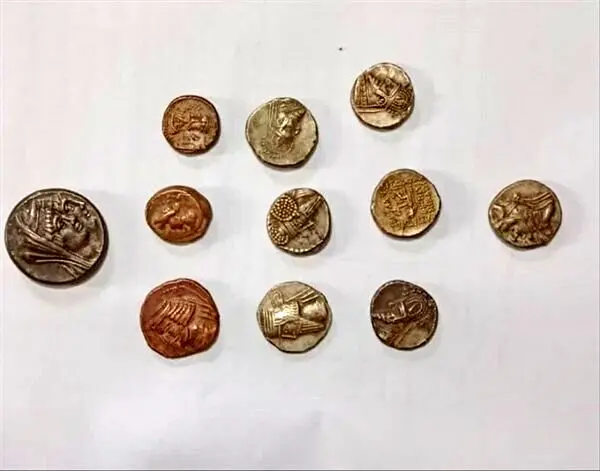 کشف ۱۱ سکه تاریخی در شهرستان خرم‌آباد
