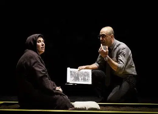 عمو پورنگ در کنار فاطمه معتمدآریا در پشت صحنه نمایش «بچه»/ عکس