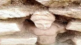 کشف آدمک گلی از دل دیوار باستانی/عکس