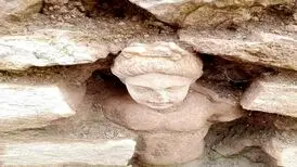 کشف آدمک گلی از دل دیوار باستانی/عکس