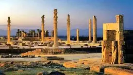 مرگ آرام تخت‌جمشید زیر سلطه آلاینده‌های پتروشیمی
