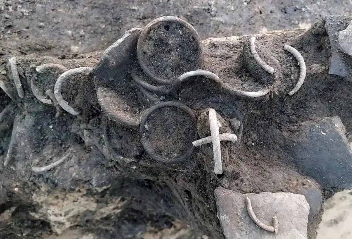 کشف «دستبند های شیشه‌ ای» بعد از 800 سال از زیر خاک